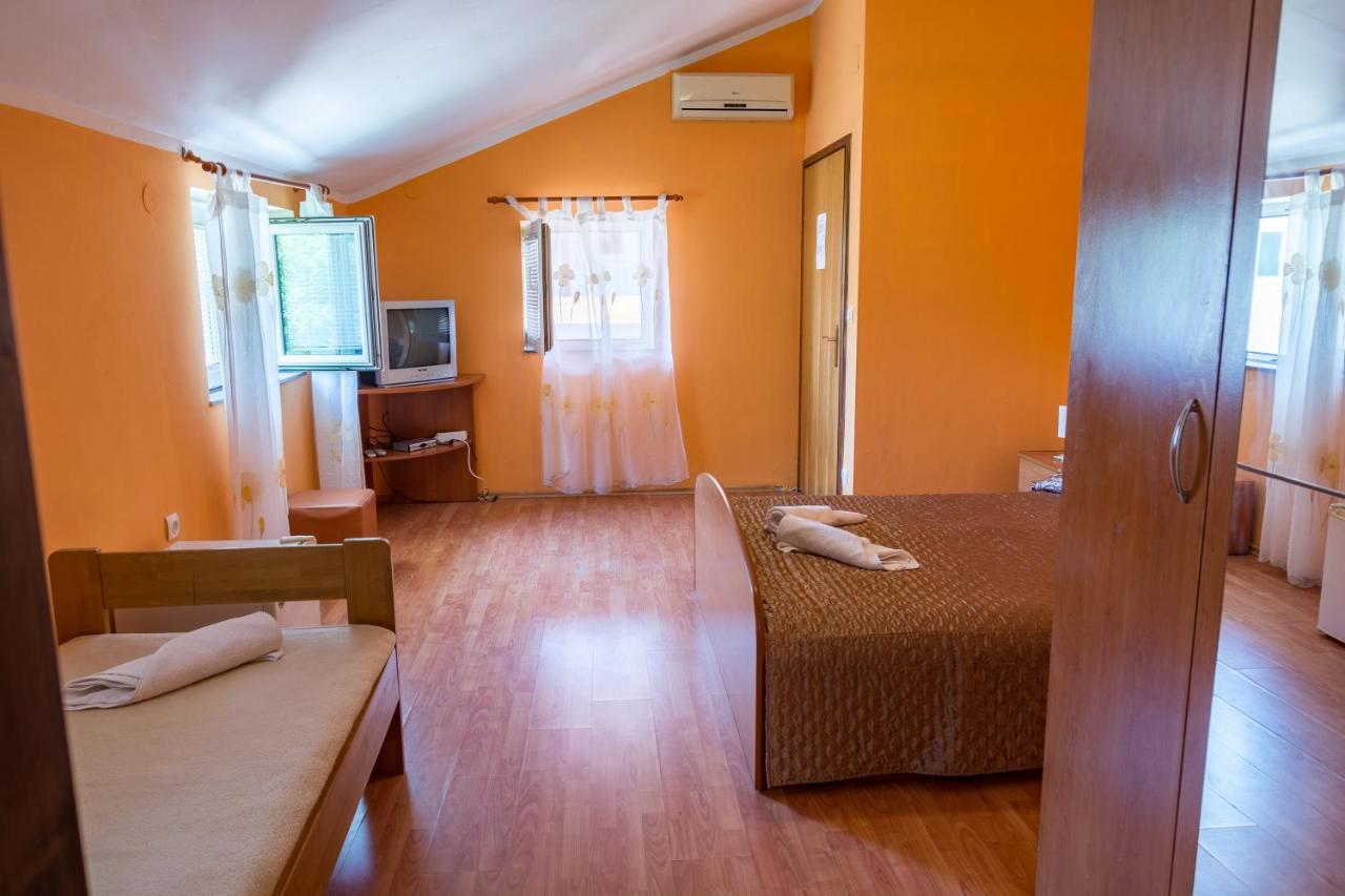 Pag Marina Rooms & Apartment Pag Town Exterior photo